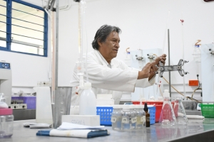Investigadores BUAP diseñan método analítico para medir glifosato en miel