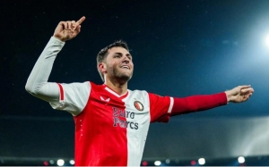¡Leyenda! Santi Giménez rompe récord de goleo en un año en la Eredivisie