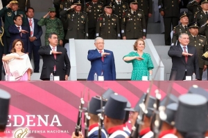 AMLO encabeza desfile de 5 de mayo en Puebla