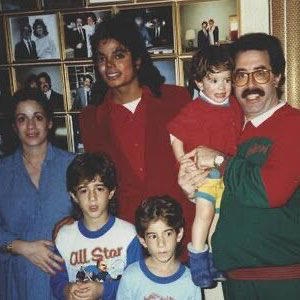 Hermanos acusan a Michael Jackson de abuso y buscan anular acuerdo millonario para silenciarlos