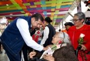 Armenta recorre la Feria y regala rosas a todas las Mamás