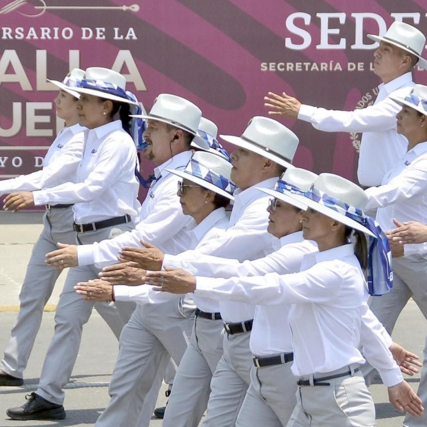 Lilia Cedillo encabezó contingente de BUAP en el desfile del 5 de Mayo