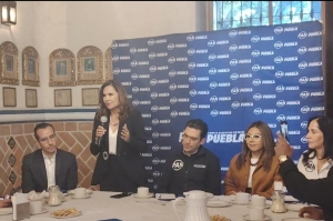 Blanca Alcal&aacute; llega al PAN; panistas la repudian