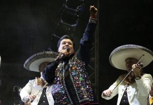 Alistan homenajes a Juan Gabriel por su d&eacute;cimo aniversario luctuoso