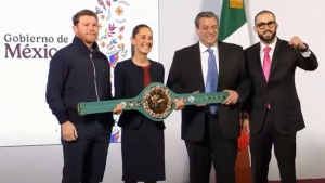 Canelo Álvarez hace visita sorpresa en la mañanera de Claudia Sheinbaum; le coloca cinturón de ‘campeona mundial’