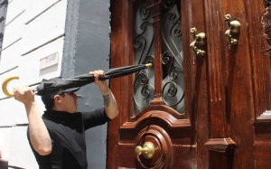 Chocan manifestantes contra la Reforma Judicial y policías en el Congreso de Puebla