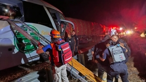 Impacto mortal en Nayarit: choque de autobús y tráiler en la Tepic-Guadalajara deja al menos 3 muertos