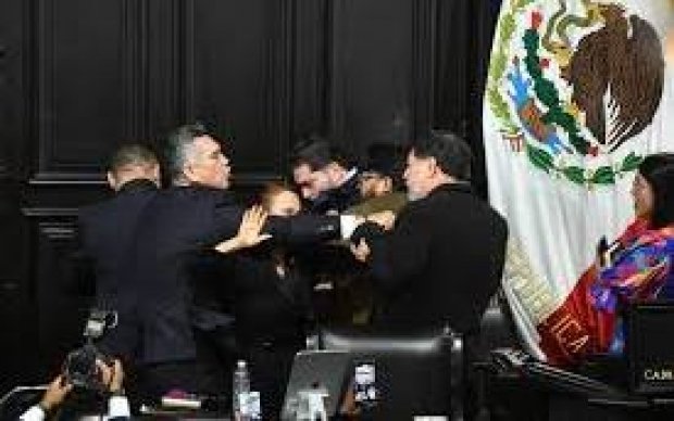 Se agarran a golpes 'Alito' Moreno y Fernández Noroña en el Senado
