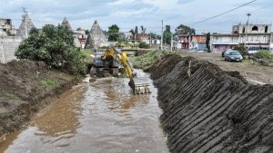 Gobierno Estatal despliega maquinaria pesada tras deslaves e inundaciones en Ciudad Serd&aacute;n