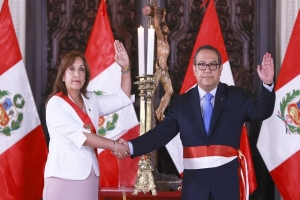Presidenta de Perú renueva parte de su gabinete