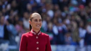 &ldquo;M&eacute;xico no se arrodilla ni se vende&rdquo;: Sheinbaum inicia desfile del 16 de septiembre