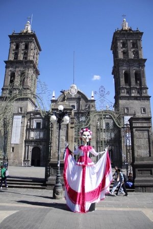 El Paseo de Flores y Catrinas enmarca la celebración del Día de Muertos en la capital
