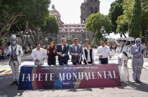 Inauguran Sergio Salomón y Pepe Chedraui primer tapete monumental en el Zócalo