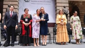 Dan Regalo por D&iacute;a del Maestro 2026: Suben 9% Salario a Docentes en M&eacute;xico