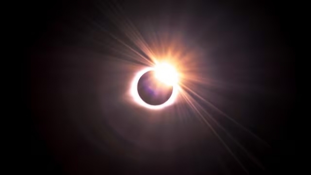 6 recomendaciones para ver el eclipse del 8 de abril si quieres proteger tus ojos del sol
