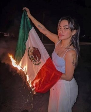 Cubana quema la bandera de M&eacute;xico y desata indignaci&oacute;n en redes
