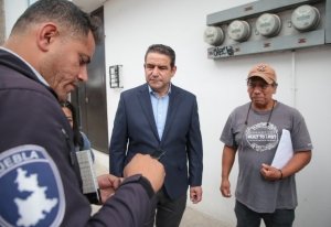 Gobierno de Puebla y empresarios cumplen compromisos; entregan primeros botones de alertamiento