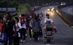 Equipo de Trump negocia con México y El Salvador para que acepte migrantes que serán expulsados de EU, reporta Bloomberg