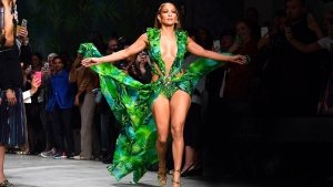 Jennifer Lopez pierde su falda en pleno concierto y lo toma con humor