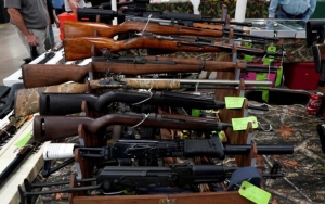 Arrestan a un hombre en Florida por traficar armas a México compradas legalmente en EU