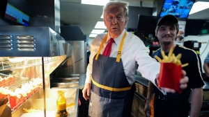 Donald Trump trabaja en McDonalds por un día y asegura que Kamala Harris nunca lo hizo