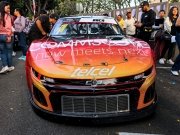 Conviven pilotos de NASCAR con poblanas y poblanos