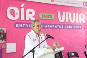 Pepe Chedraui entrega 50 aparatos auditivos para mejorar la calidad de vida de personas con discapacidad auditiva