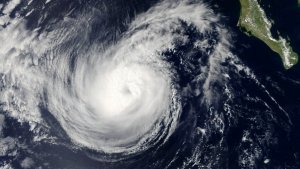 Hurac&aacute;n Rachel en vivo: se fortalece y alcanza la categor&iacute;a 2; cierran puertos en el Pac&iacute;fico