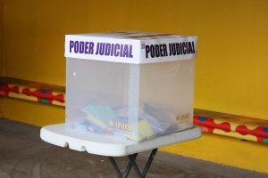 No viola la ley el apoyarse con elementos físicos o electrónicos para votar: TEPJF