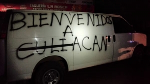 “Bienvenidos a Culiacán”: AMLO es recibido en Sinaloa con camioneta abandonada con cadáveres y vehículos militares artillados