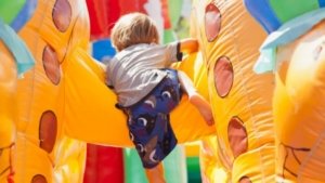 Castillo inflable sale volando con niños dentro; caen al suelo desde varios metros