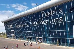 Aeropuerto de Puebla suspende operación por caída de ceniza
