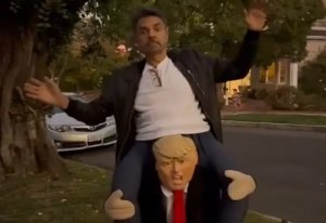 Eugenio Derbez causa sensación en Halloween con disfraz de Donald Trump