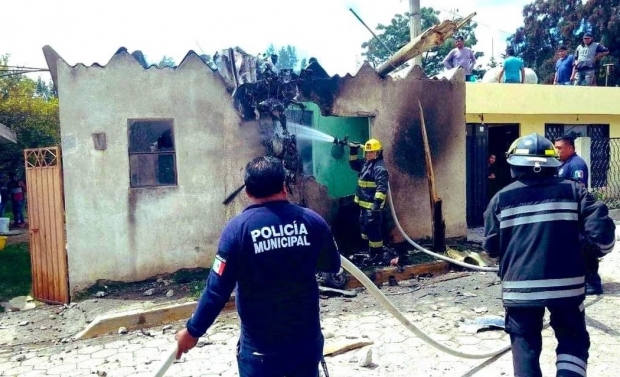 Avioneta se estrella contra casa en General Felipe Ángeles; hay 3 muertos