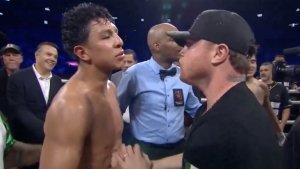 &iquest;Mensaje a Benavidez? Canelo &Aacute;lvarez sali&oacute; de la T-Mobile Arena antes del combate estelar