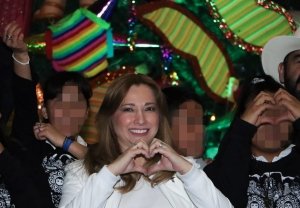 Convive Ceci Arellano con jóvenes de Casa del Adolescente en el Festival Navideño