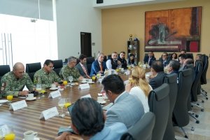 Pepe Chedraui participa en mesa de seguridad con Alejandro Armenta