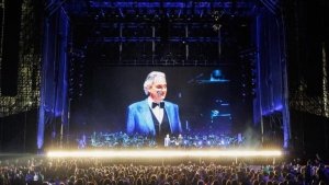 El Z&oacute;calo se rinde ante Andrea Bocelli: tenor reuni&oacute; a 130 mil personas en su concierto