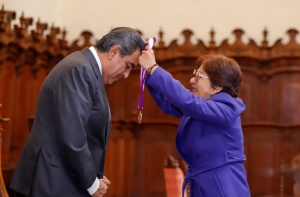 Por su respaldo a la educación, Sergio Salomón recibe medalla &quot;Melchor de Covarrubias&quot; por la BUAP