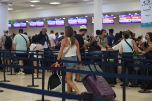 Liberan a migrantes colombianos retenidos en el Aeropuerto de Cancún