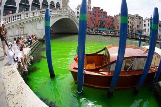 Canales de Venecia se tiñen de verde fluorescente