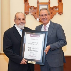 Entrega Pepe Chedraui reconocimiento de Visitante Distinguido a Carlos Slim