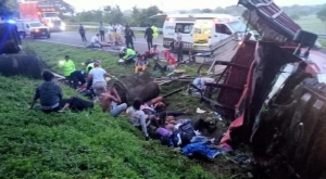 Accidente en Chiapas: Reportan 10 migrantes muertos por volcadura de camión en carretera Tonalá - Pijijiapan