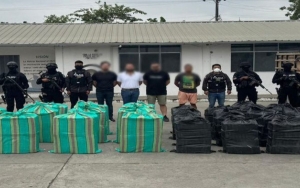 Detienen a mexicanos y colombiano con una tonelada y media de cocaína en Ecuador