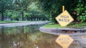 Con 5 muertos a su paso, tormenta tropical Debby continúa su camino por el sureste de EU