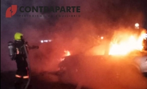 Localizan auto incendiando con cuerpos en el interior