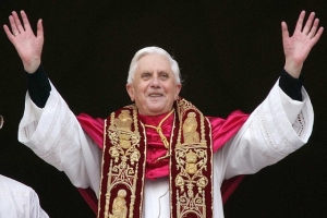 Feligreses se despiden de Benedicto XVI en San Pedro