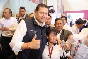 Armenta Mier escucha de manera directa necesidades de habitantes de Atlixco