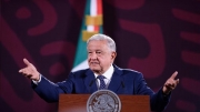 AMLO se burla de botella de agua que le aventaron en Veracruz; descarta sanción contra posible agresor