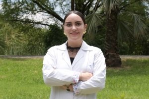Estudiante de la BUAP desarrolla bloqueador solar en nanopolvo con betacaroteno